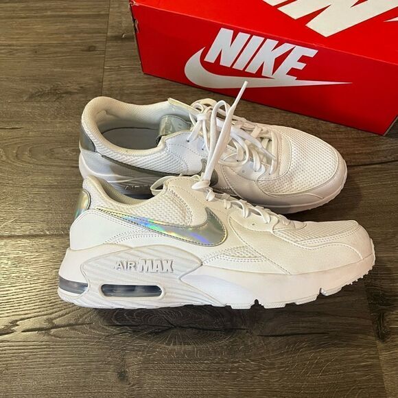 Nike Women's Air Max Excee Sneaker size 11 - Picture 4 of 5